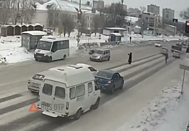 Таксист сбил девушку на пешеходном переходе в Ульяновске