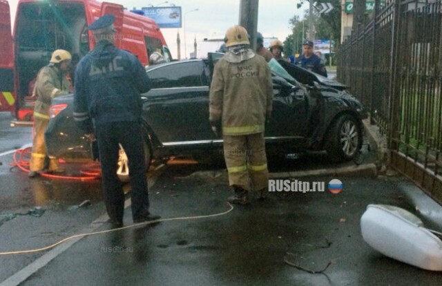 «Лексус» врезался в столб на Выборгской набережной 