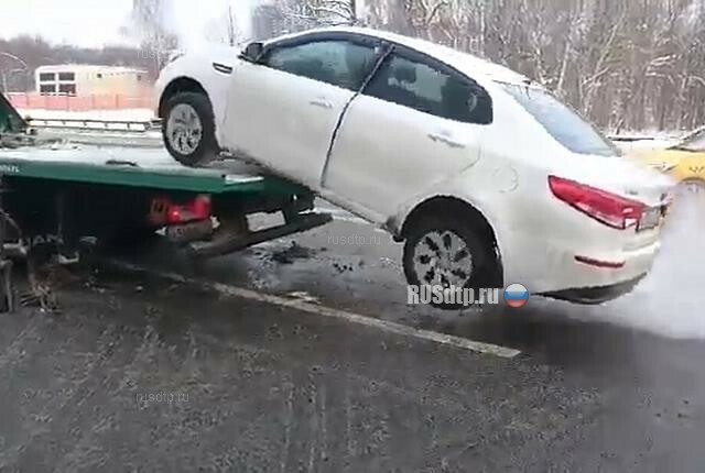 В Москве водитель вместе с машиной спрыгнул с эвакуатора и уехал