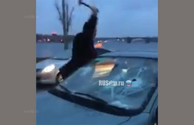 В Петербурге неадекватный мужчина прокатил водителя на капоте, после чего молотком разбил его авто