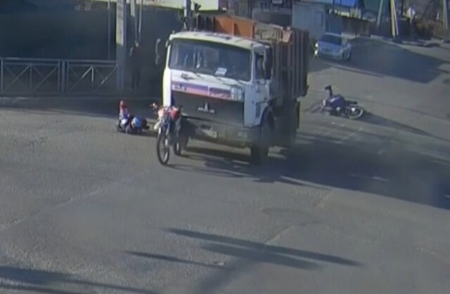 Таран на перекрестке в Белогорске: мусоровоз подмял под себя мотоцикл