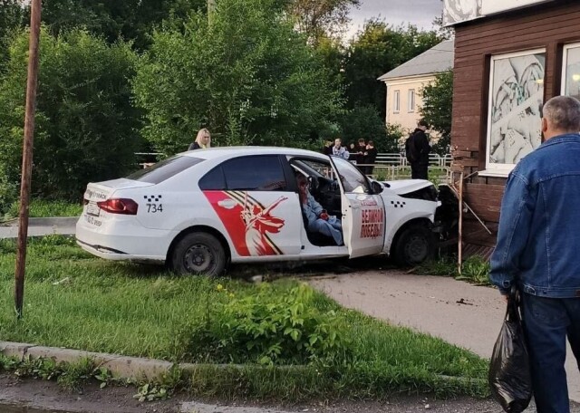 В Челябинской области пьяная таксистка врезалась в шаурмичную