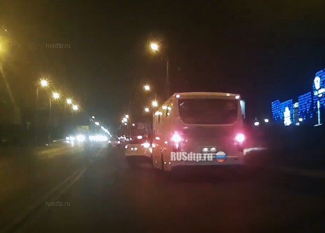 Дамочка подвинула автобус (с)