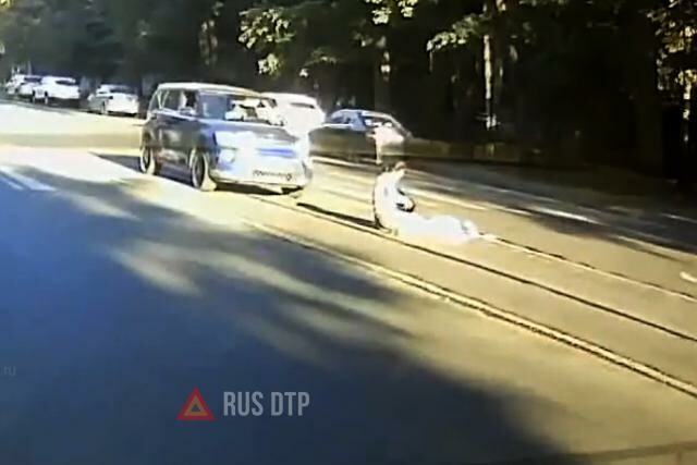 Автомобиль сбил девушку в Санкт-Петербурге