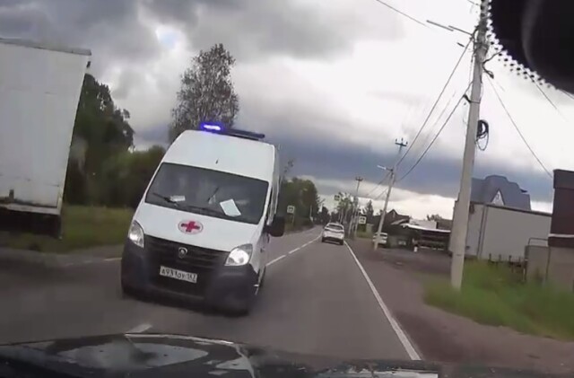 В Ленобласти водитель уворачивался от «скорой» и врезался в столб