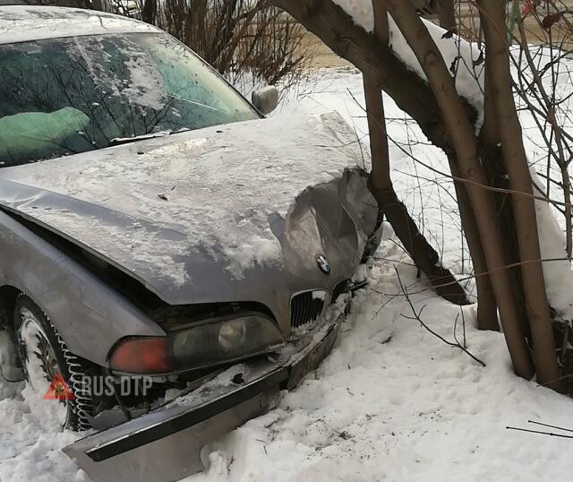 В Кемерове BMW сбил трех человек на остановке. ВИДЕО 