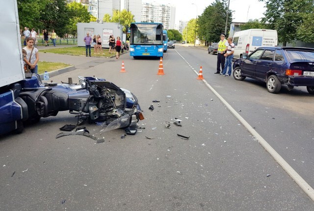 Двое байкеров пострадали в ДТП в Москве 