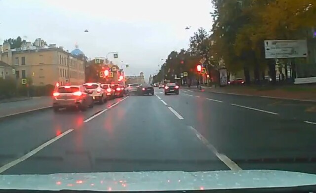 В Петербурге седан въехал в два стоящих на светофоре автомобиля