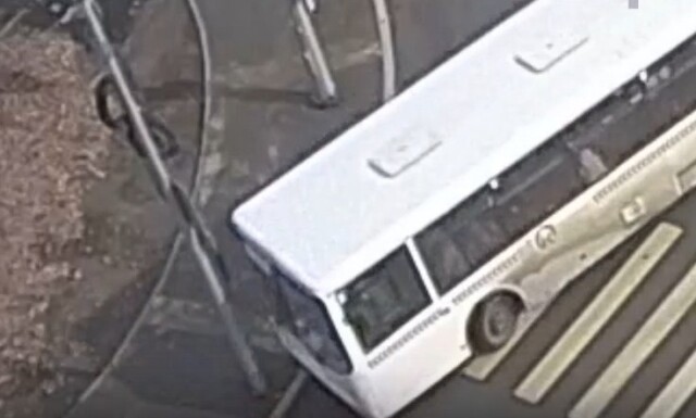 В Красноярске водитель автобуса не вписался в поворот и врезался в столб 
