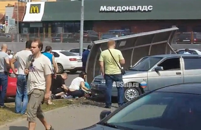 Автомобиль сбил бабушку с внуком на остановке в Домодедово 