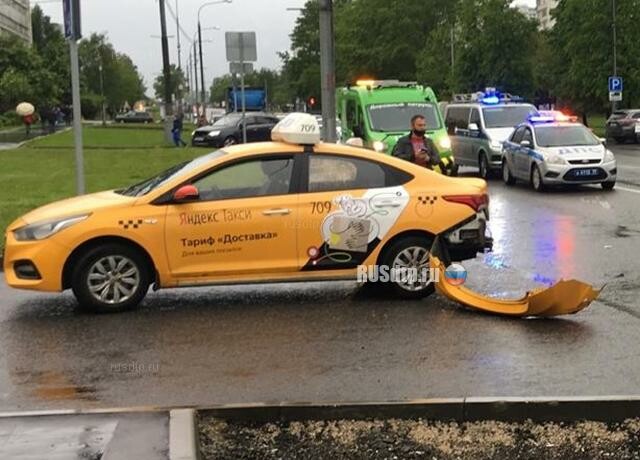 Байкер погиб в ДТП на Ясеневой улице в Москве. ВИДЕО 