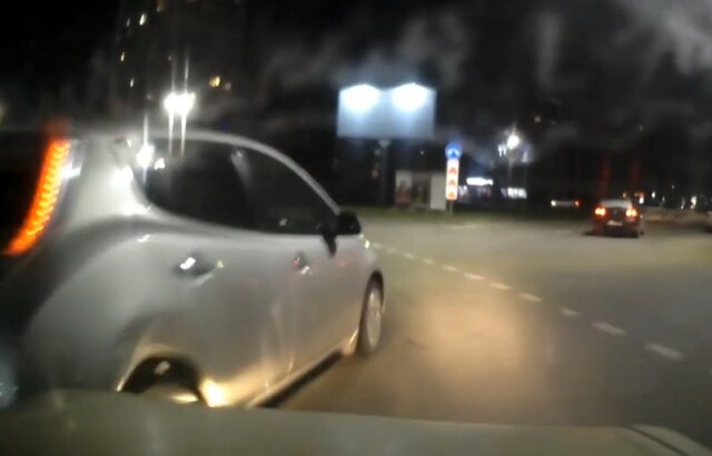 Два автомобиля столкнулись на кольце в Ростове-на-Дону