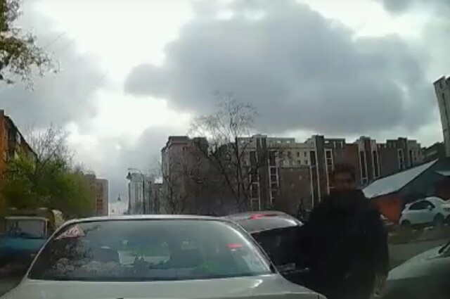 В Новосибирске водитель задним ходом въехал в автомобиль и обвинил хозяйку машины в ДТП