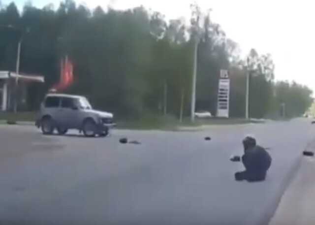 В Нижегородской области водитель «Нивы» при выезде с АЗС не уступил дорогу мотоциклу 