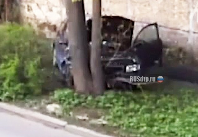 Автомобиль врезался в дерево в Рыбинске