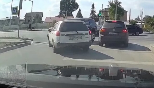 Авария в Новосибирске: один ехал по встречке, а другой — на красный