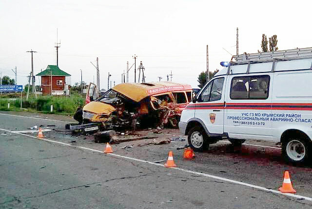 Четыре человека погибли в ДТП с участием микроавтобуса на Кубани 