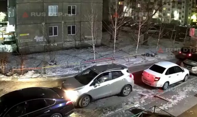 В Омске девушка пыталась припарковаться и повредила четыре автомобиля 