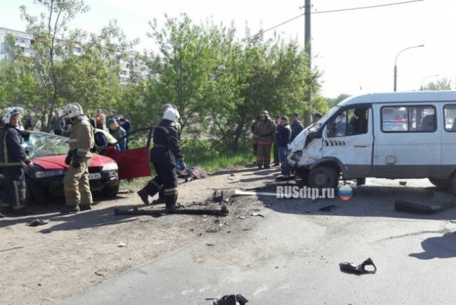 В Омске в ДТП с участием микроавтобуса и двух автомобилей погиб человек 