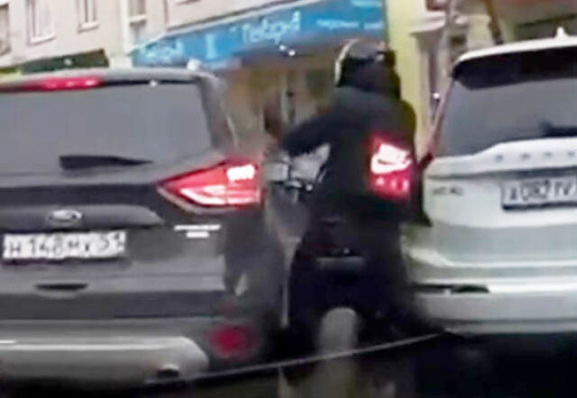 В Мурманске водитель кроссовера пытался припарковаться и столкнулся с мотоциклом 