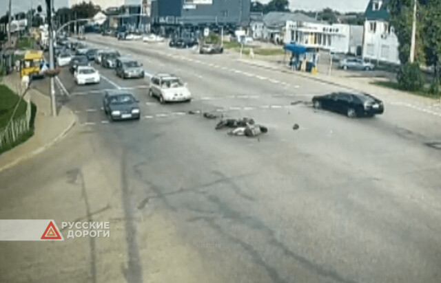 Мотоциклист пытался проскочить перекресток на красный и попал в ДТП
