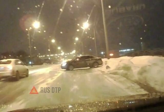 Легковушку развернуло на скользкой дороге в Томске