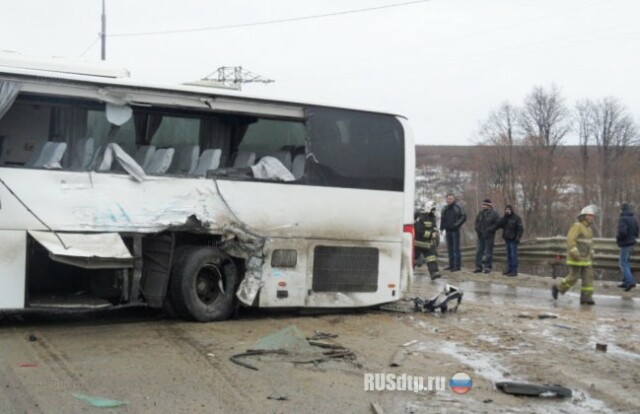 Грузовик столкнулся с автобусом в Тульской области 