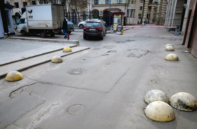 В Госдуме предлагают убрать с дорог бетонные полусферы 
