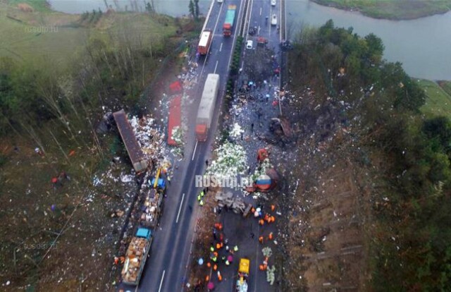 Грузовик с горючими материалами взорвался на магистрали в Китае. Погибли 5 человек 