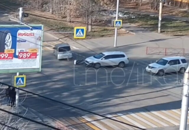 ДТП на улице Лермонтова в Иркутске: водитель минивэна пытался проскочить перекресток на красный 