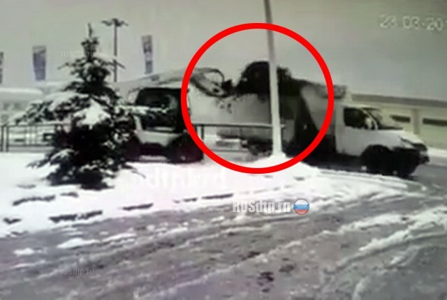В Красной Поляне снегоуборщик снёс кузов «Газели». ВИДЕО 