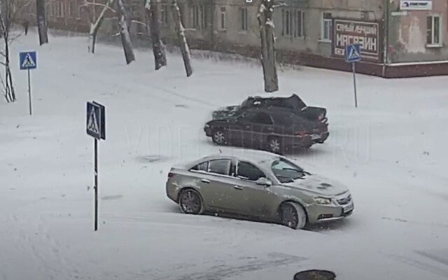 Суровая весна в Бийске: на перекрестке не разъехались два автомобиля 
