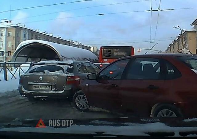 Lada Granta и Renault Laguna столкнулись в Казани