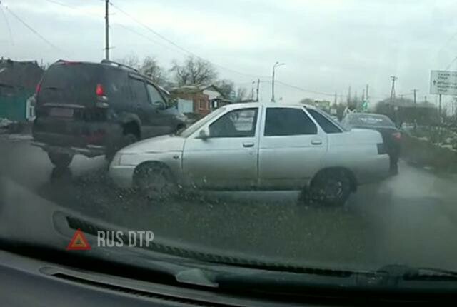 ВАЗ-2110 и Toyota Land Cruiser столкнулись в Омске