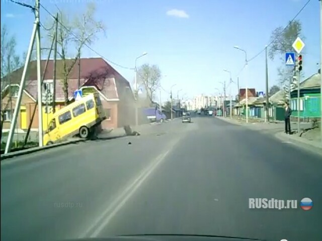 В Омске водитель вылетел через лобовое стекло 