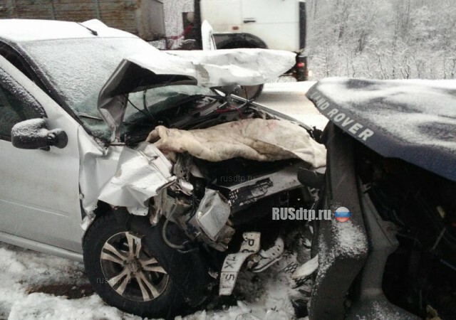 В Мурманской области «Land Rover» столкнулся с «Renault Logan». Погибла 57-летняя женщина 