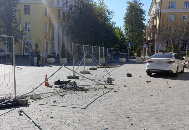 В Подмосковье водитель легковушки уснул за рулем и снёс лавочку с людьми 