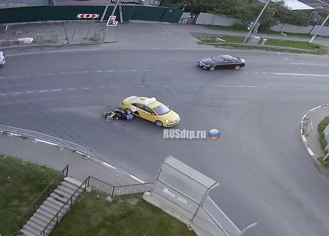 Мотоциклист врезался в Яндекс такси (с)