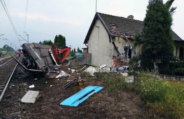 В Польше поезд снес грузовик, заглохший на железнодорожном переезде 