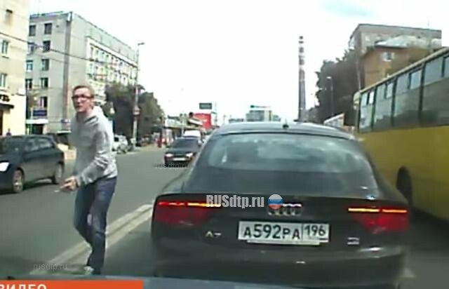 В Екатеринбурге водитель избил беззащитную беременную женщину