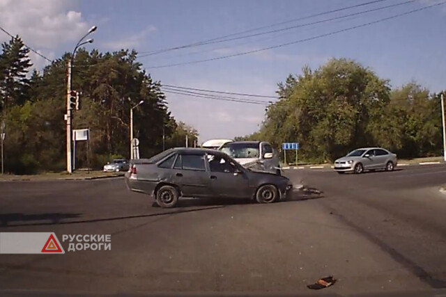 Кроссовер и седан столкнулись на перекрестке в Воронеже 