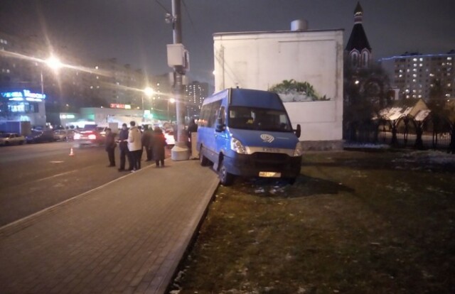 В Москве водитель маршрутки потерял сознание и сбил 5 человек на остановке 