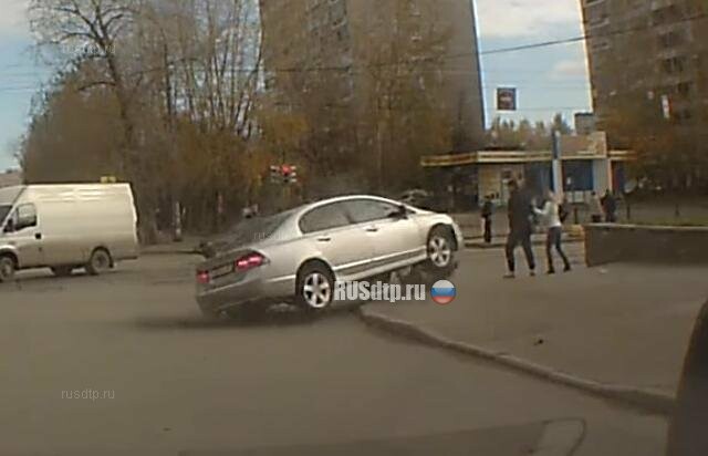 В Екатеринбурге Хонда вылетела на тротуар и сбила пешеходов