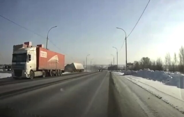 «Столкнул коллегу в кювет и продолжил движение»: два дальнобойщика не поделили дорогу в Новосибирской области