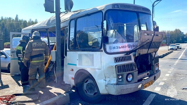 «Проехал на красный»: пассажир автобуса погиб в ДТП на трассе М-1 в Смоленской области 