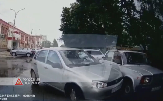В Тольятти «Лада Калина» врезалась в припаркованные «Жигули»