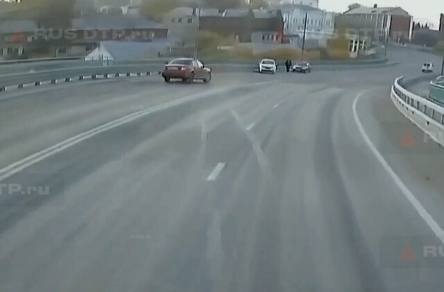 Два автомобиля столкнулись на мосту в Костроме 