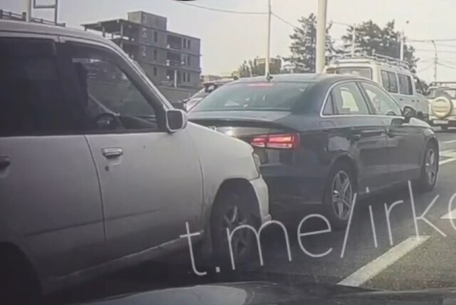 Авария в Иркутске: Audi покатился назад и столкнулся со стоящим автомобилем 