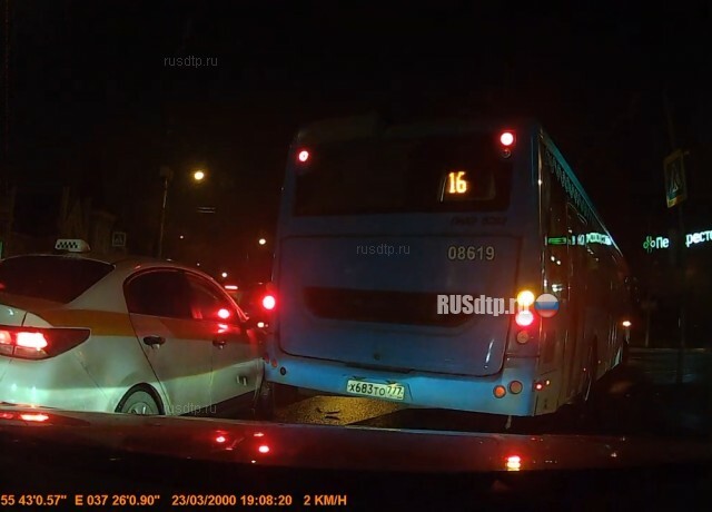 Авария такси и автобуса