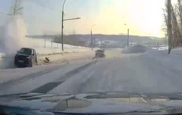 Неудачное опережение: видеорегистратор запечатлел момент жесткого ДТП в Березниках